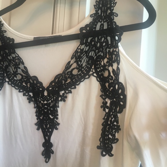 NWOT cold shoulder top with lace 💗🎀🛍 Never worm - Picture 3 of 8